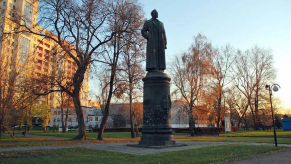 Нужно ли возвращать памятник Дзержинскому на Лубянскую площадь?