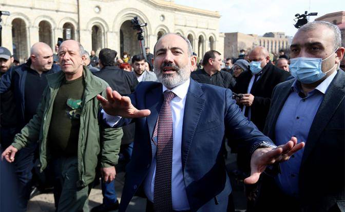 Противостояния армянского Генштаба и Пашиняна переходит в майданную фазу