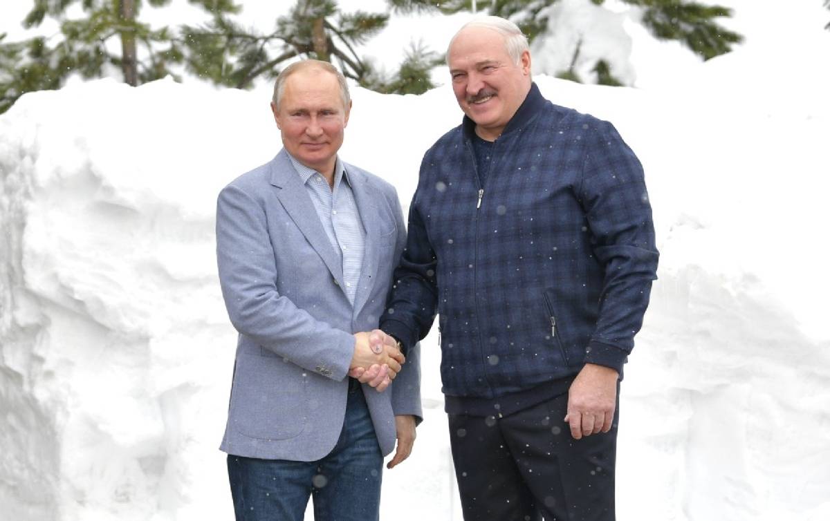 «Ельцинский сценарий»: оппозиционные каналы сообщают подробности «ссоры» Лукашенко с Кремлём по транзиту власти