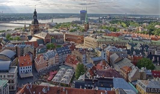 Воюющую с русским языком Латвию неожиданно осудили на Западе