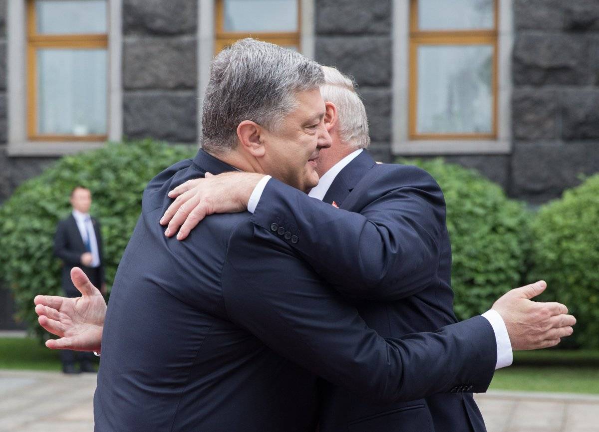 Порошенко ударил Лукашенко в спину. В Минске обиделись Порошенко ударил Лукашенко в спину. В Минске обиделись