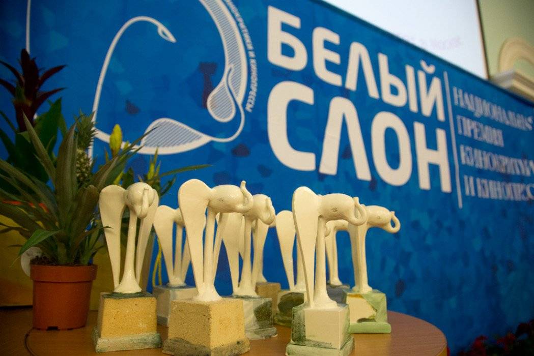 Кто решил наградить кинопремией "Белый слон" Навального?