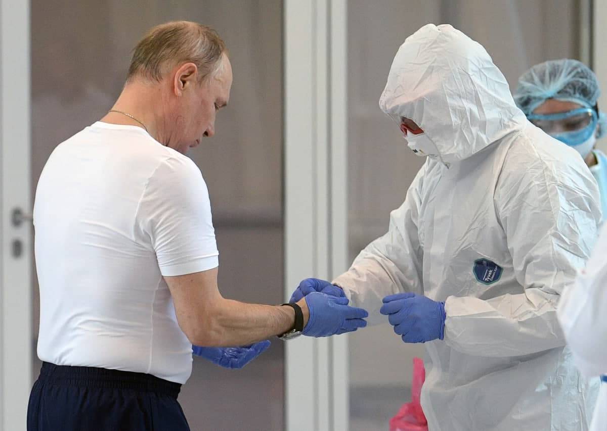 В Кремле объяснили решение Путина вакцинироваться непублично