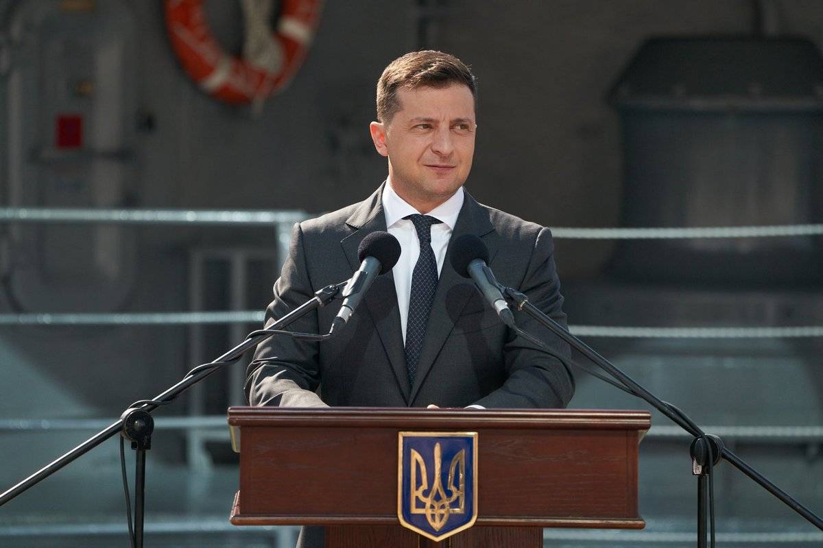 Зеленский играет в политического «тяжеловеса»: Киев заблокировал счета евродепутатов