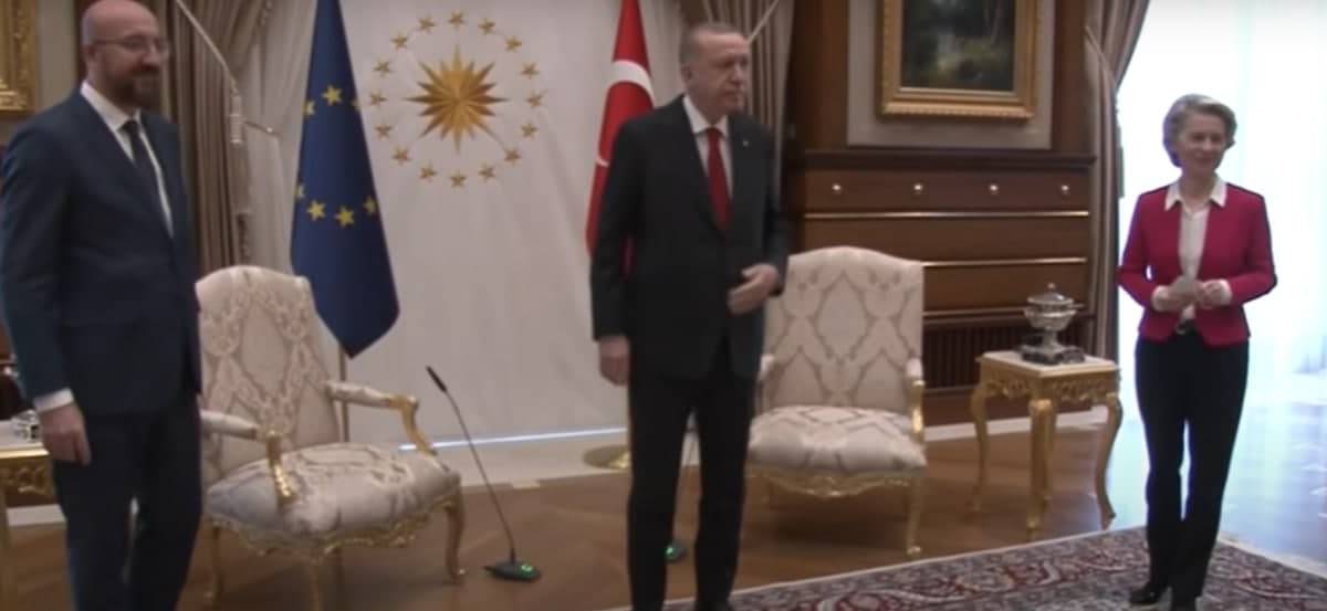Фон дер Ляйен на переговорах с Эрдоганом в Турции не выдали стул