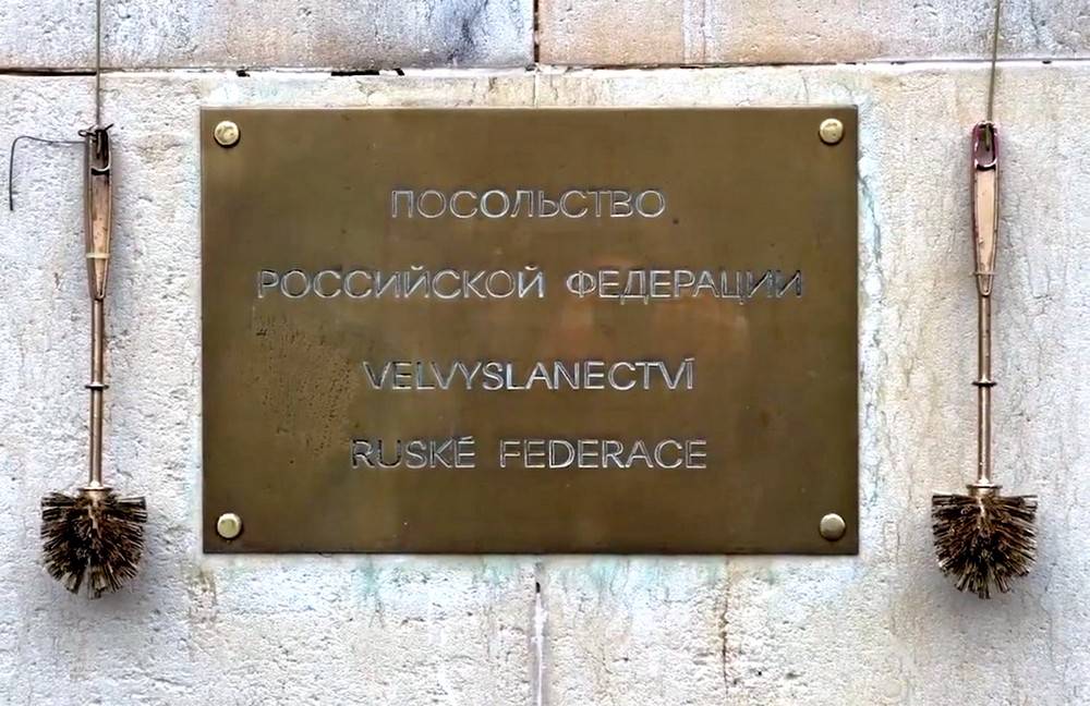 Выдворение российских дипломатов из Чехии спровоцировало столкновения у посольства РФ в Праге