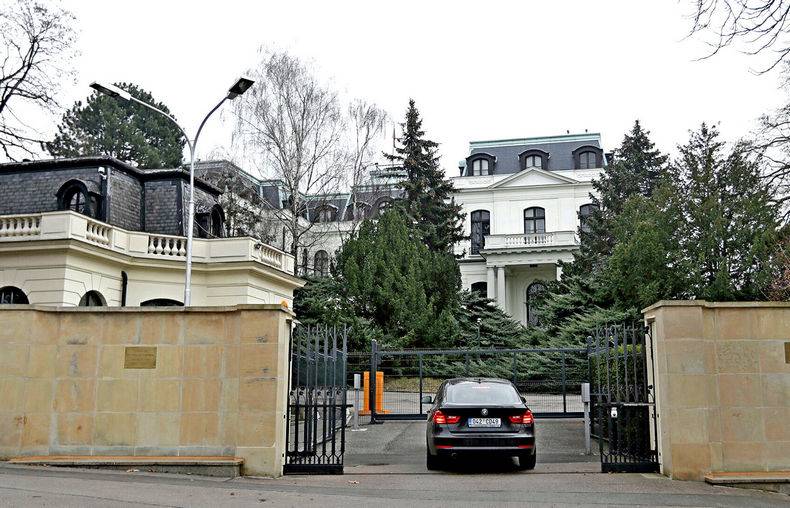Власти Праги потребовали отнять у России часть территории посольства – МИД ответил