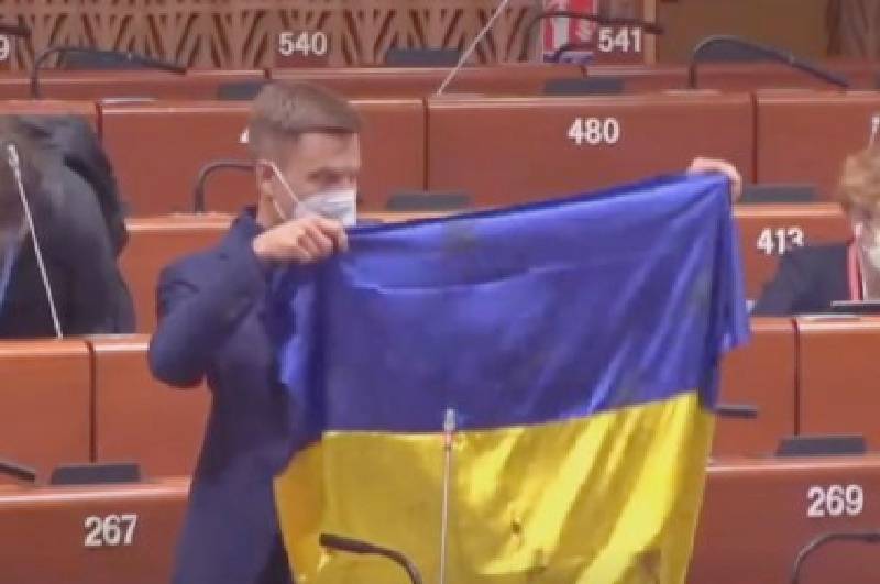 Провокация с флагом: украинский депутат обвинил Европу в «продаже совести» России