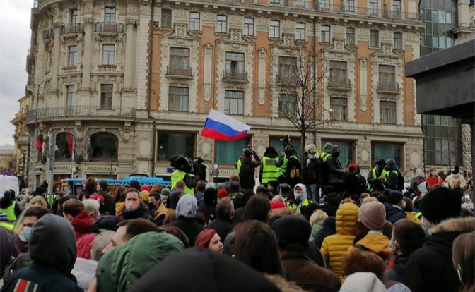 Пока лидеры протеста на нарах или за бугром, бойцы Навального вышли на улиц