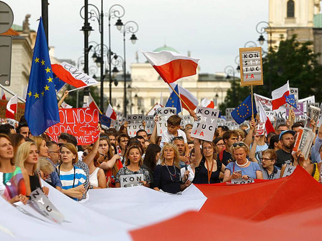 Политическая шизофрения: в Польше пожаловались на политику ЕС в отношении РФ
