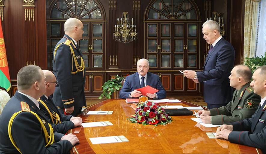 Лукашенко может сделать президентский пост формальным после 2025 года: предположения о сути декрета в РБ