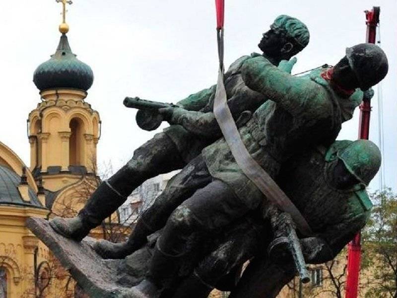 Почему Польша забыла про своих спасителей? Почему Польша забыла про своих спасителей?