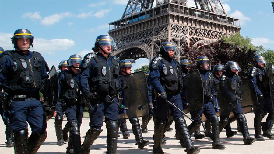 Французские полицейские вслед за военными выступили против Макрона