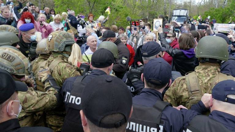 Как украинская полиция воюет с одесситами и портретом маршала Жукова