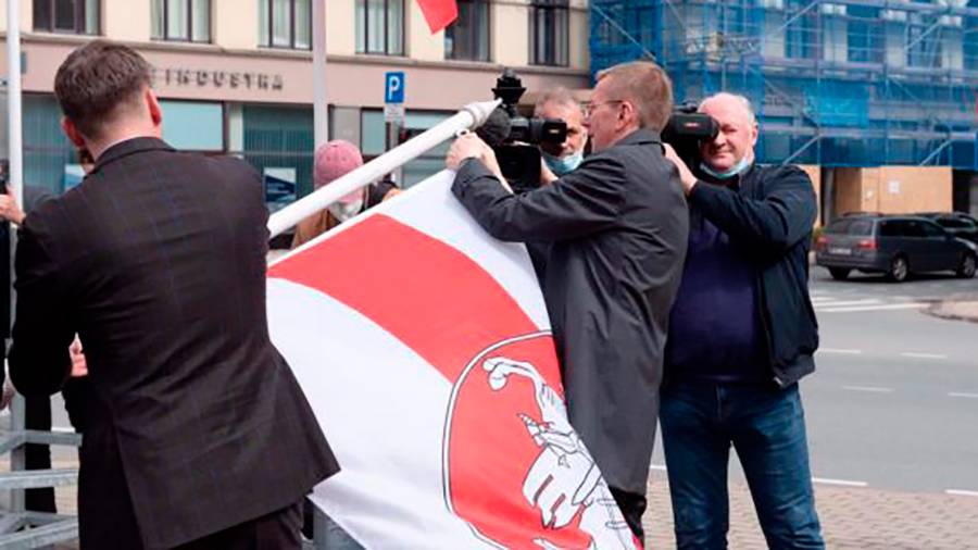 К глумлению над белорусским флагом в Риге оказались причастны США