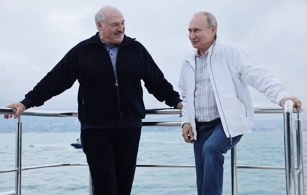 "Личное пространство": Песков об отказе Путина купаться с Лукашенко