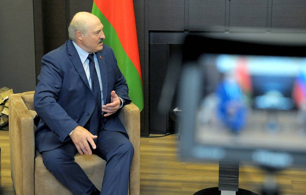 Лукашенко рассказал, что было в чемоданчике, который он принес Путину
