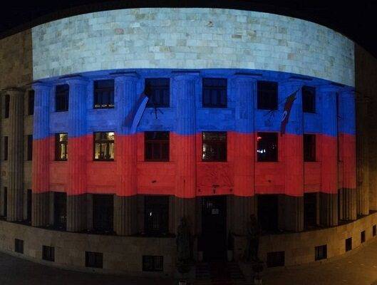 Резиденция главы Республики Сербской была освещена в цвета триколора России