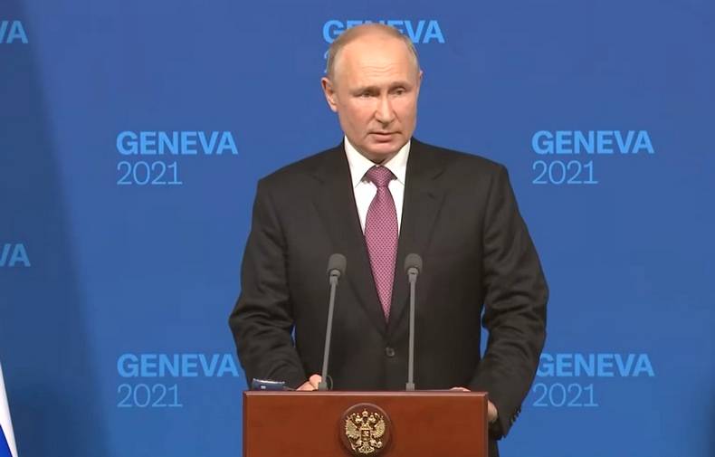 В соцсетях выявили разительные отличии пресс-конференций Путина и Байдена