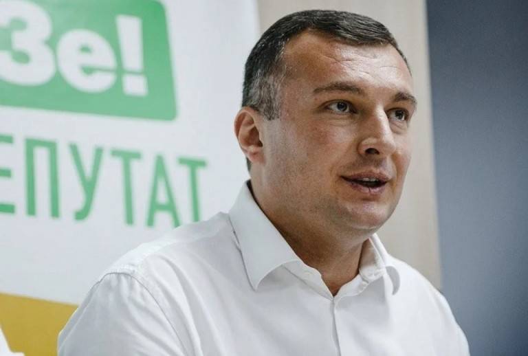 «Слуга народа» порадовался лишению русских конституционных прав