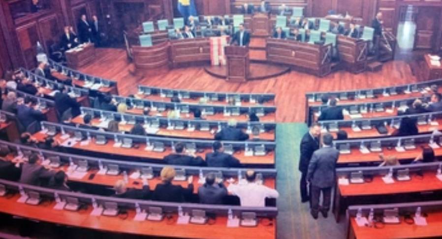 Парламент Косово проголосовал за обвинение сербов в геноциде в Сребренице Парламент Косово проголосовал за обвинение сербов в геноциде в Сребренице