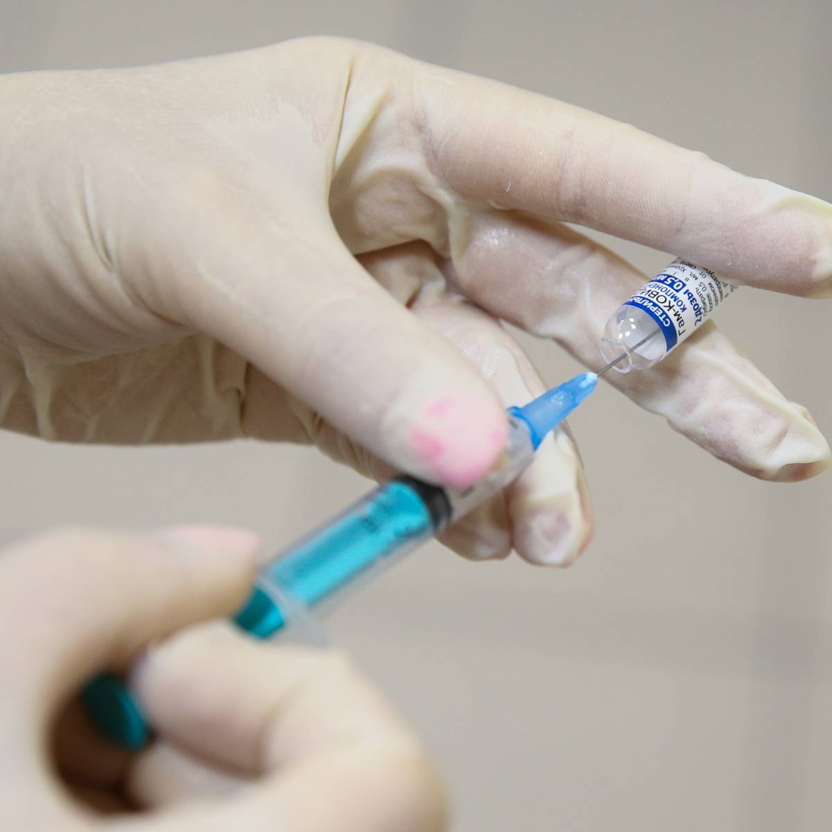 В Кремле оценили идею вакцинировать от коронавируса все население России