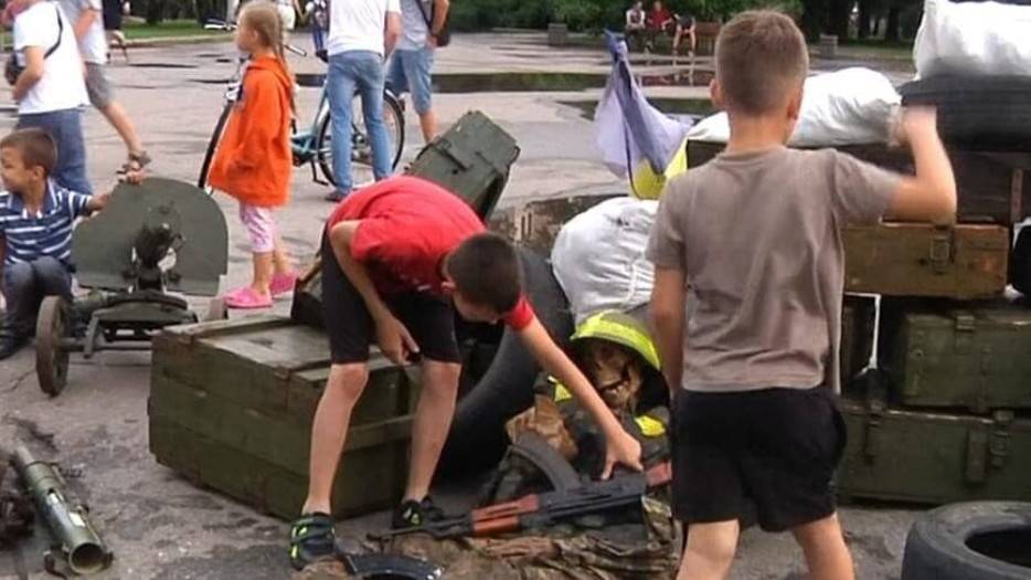 В Славянске выставили на всеобщее обозрение останки ополченцев В Славянске выставили на всеобщее обозрение останки ополченцев
