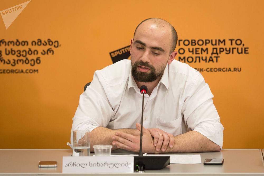 Арчил Сихарулидзе: не удивлюсь, если попытаются взять парламент штурмом Арчил Сихарулидзе: не удивлюсь, если попытаются взять парламент штурмом