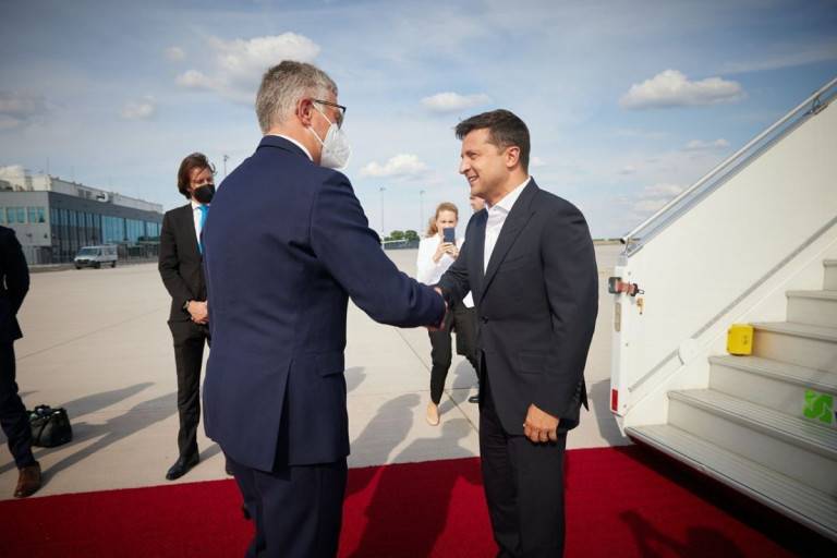 Украина: в ЕС и НАТО не пускают, но поводок не ослабляют Украина: в ЕС и НАТО не пускают, но поводок не ослабляют