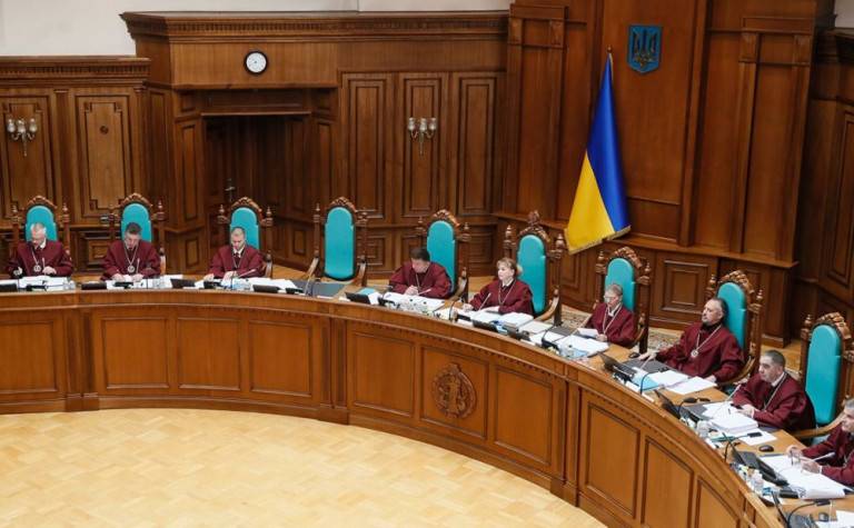 Конституционный суд одобрил скандальный мовный закон Конституционный суд одобрил скандальный мовный закон