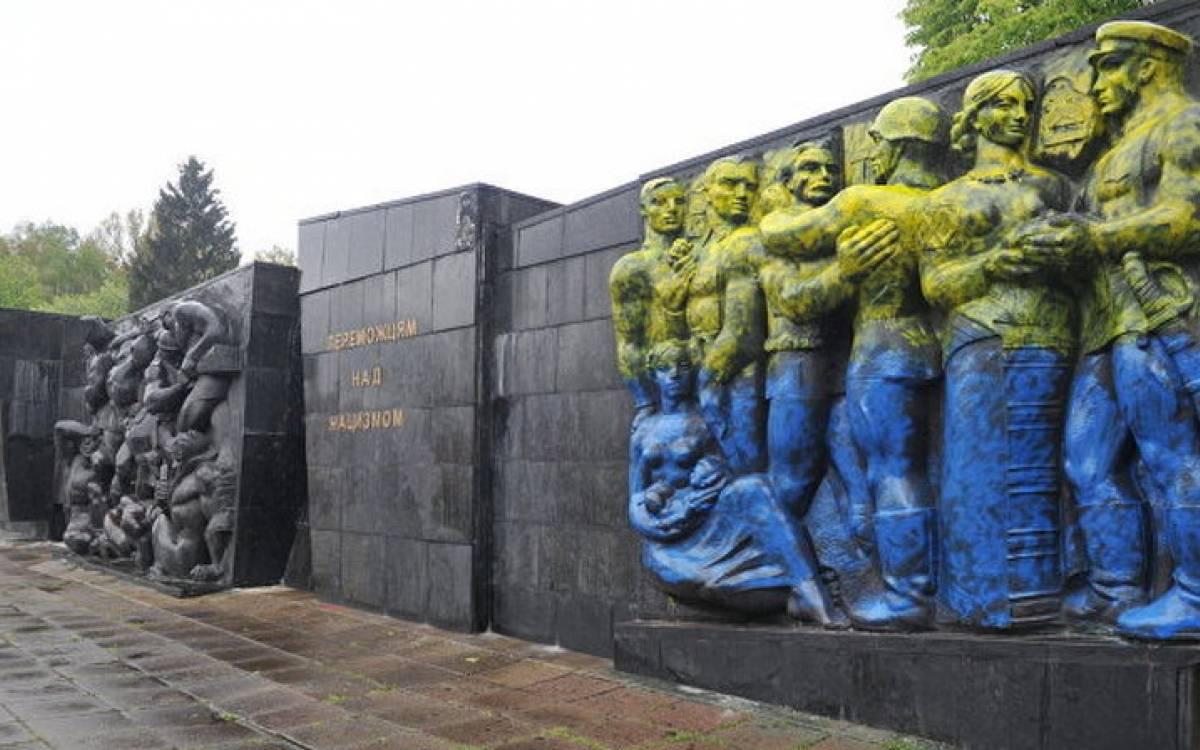 Во Львове окончательно добили Мемориал воинской славы