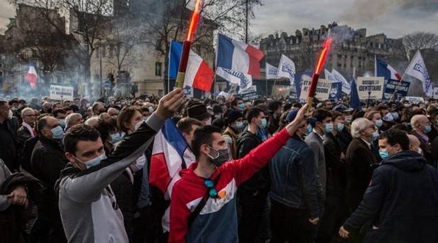 Франция высветила общий для всего мира конфликт между элитами и массам
