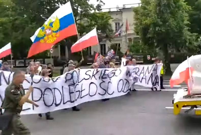 Поляки вышли на протесты против США с флагом России