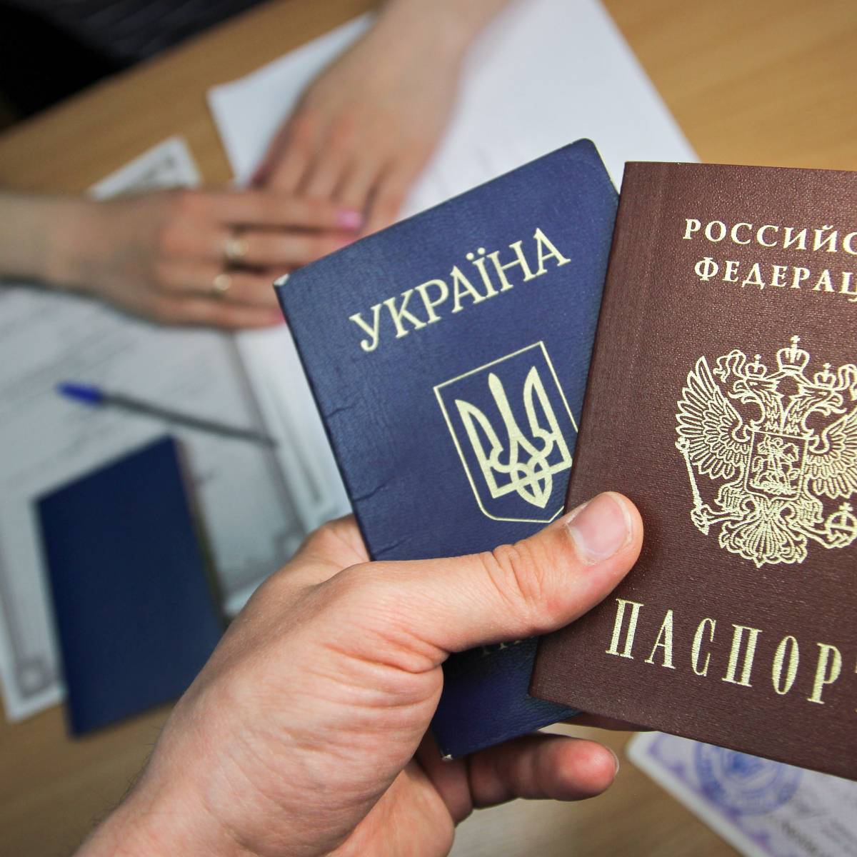 Почти половина граждан Украины считают себя одним народом с россиянами