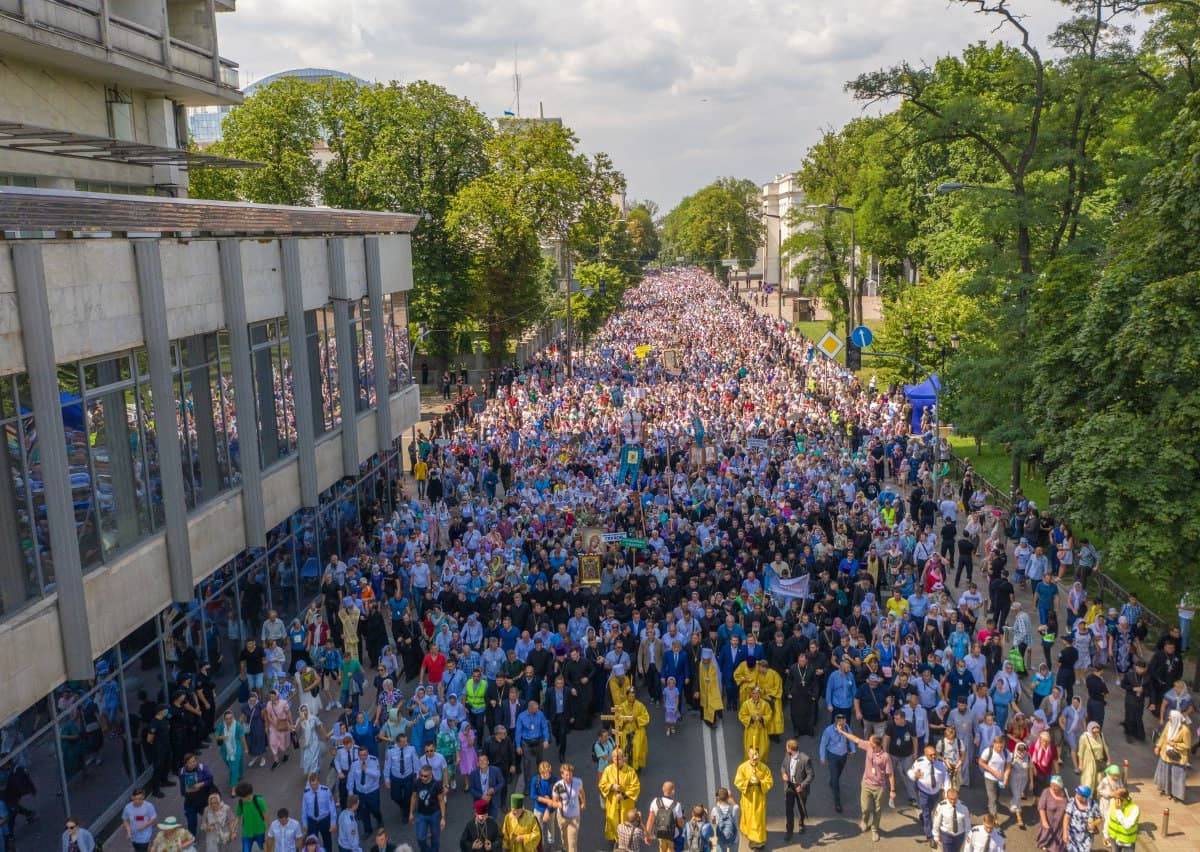 Крестный ход в Киеве: Почему наша Церковь заигрывает с украинскими наци?