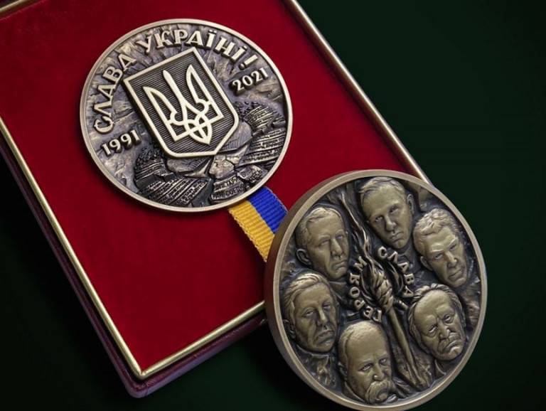 На Украине появилась медаль с Бандерой, Петлюрой и Коновальцем