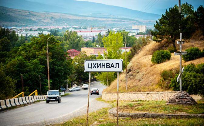 Запад внезапно вспомнил про недоеденный галстук Саакашвили Запад внезапно вспомнил про недоеденный галстук Саакашвили