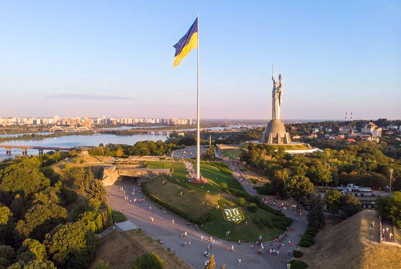 Ни дня без перемоги: на гигантском флагштоке в Киеве установят вращающийся тризуб, а парашютисты станцуют небесный гопак Ни дня без перемоги: на гигантском флагштоке в Киеве установят вращающийся тризуб, а парашютисты станцуют небесный гопак