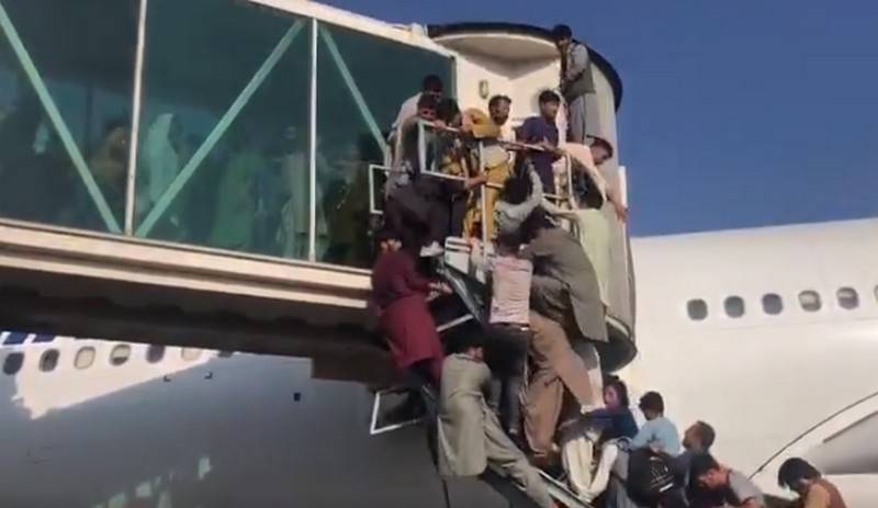 Аэропорт Кабула: люди выбегают на взлетную полосу и даже цепляются за шасси улетающих самолетов