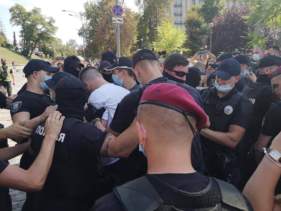 Националисты устроили погром на Майдане