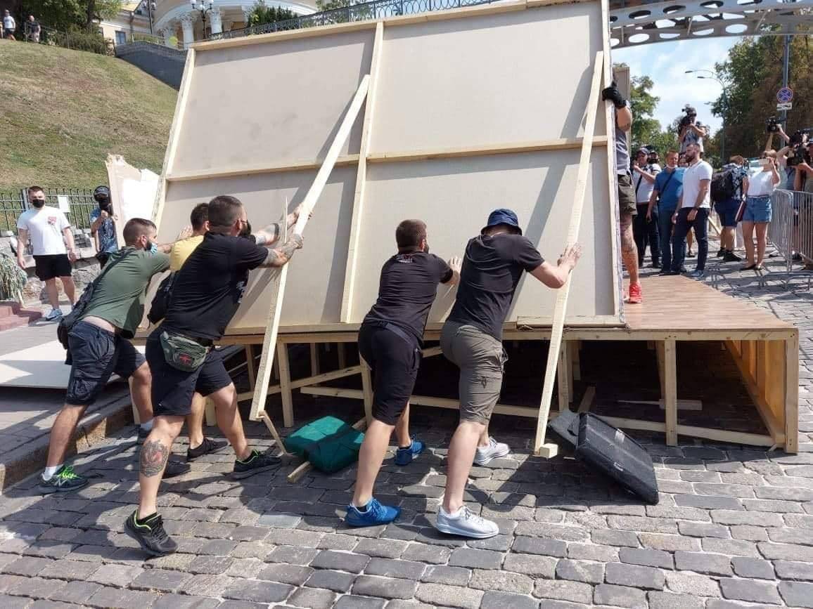 Украинские неонацисты – против автоматов с газировкой Украинские неонацисты – против автоматов с газировкой