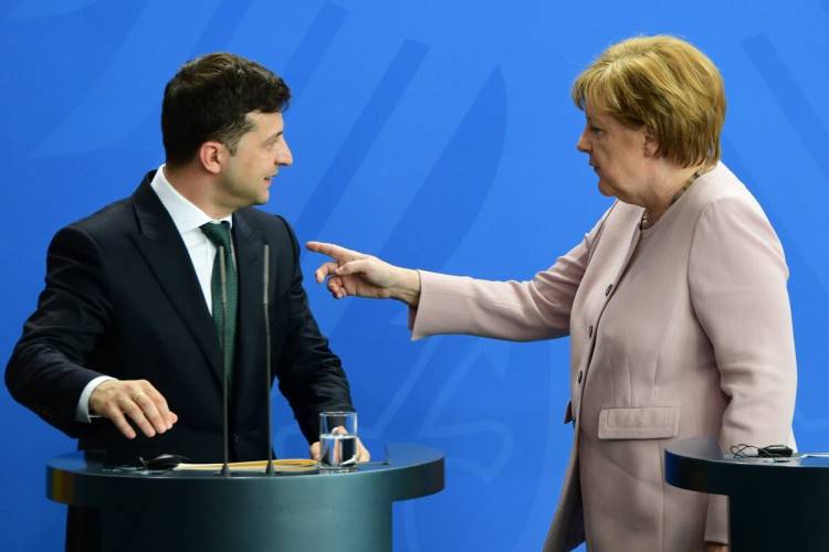 Последнее турне Меркель и просроченная вакцина для украинцев