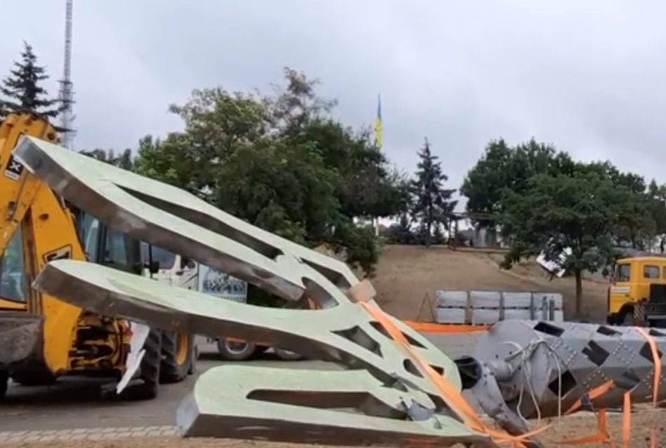 Украина: юбилей независимости, кости мамонта и падающие флагштоки Украина: юбилей независимости, кости мамонта и падающие флагштоки