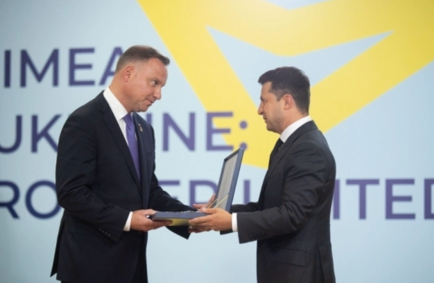 Поляки обрушились с критикой на речь Дуды в поддержку Украины Поляки обрушились с критикой на речь Дуды в поддержку Украины