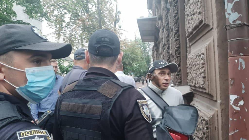 В Киеве мужчина бросил «коктейль Молотова» в правительственном квартале