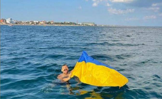 Подвиг свидомого украинца: спрятал жовто-блакитный прапор в трусы Подвиг свидомого украинца: спрятал жовто-блакитный прапор в трусы