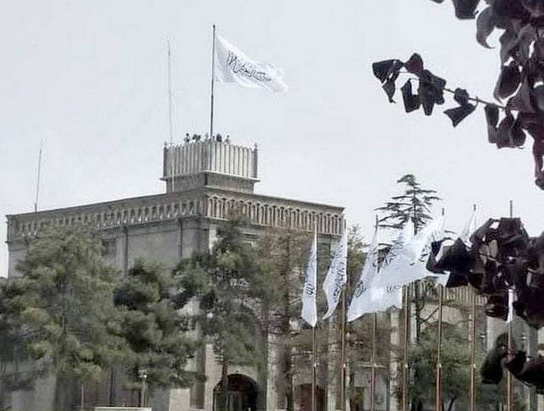 Талибы подняли белый флаг над президентским дворцом