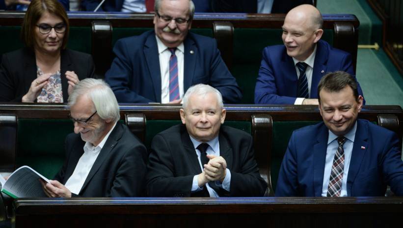 «Они ведут страну к выходу из ЕС»: в Польше обвиняют правящую партию в конфронтации с Брюсселем
