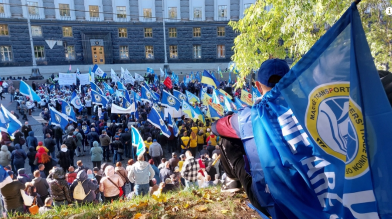 Профсоюзы Украины вышли на протест у кабмина Профсоюзы Украины вышли на протест у кабмина