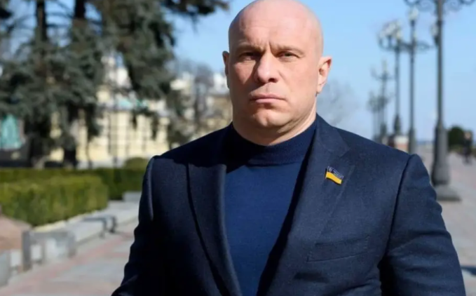 Украинский политик Кива вынужден спать с автоматом из-за постоянных угроз Украинский политик Кива вынужден спать с автоматом из-за постоянных угроз